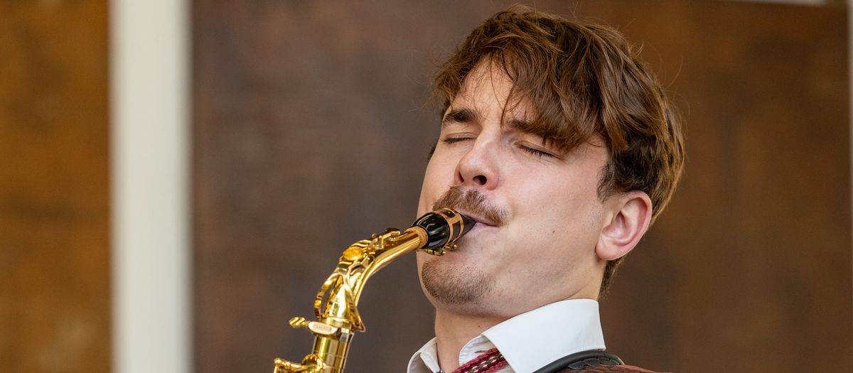 Saxophonist der Kapelle spielt mit geschlossenen Augen ein Solo