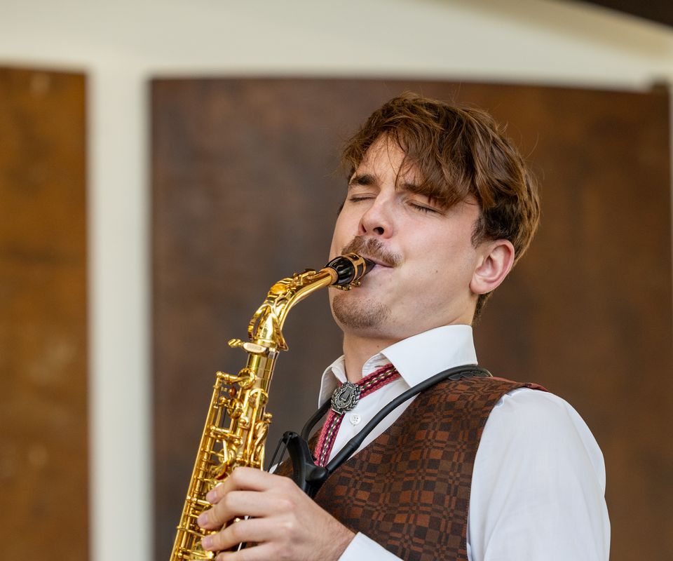 Saxophonist der Kapelle spielt mit geschlossenen Augen ein Solo