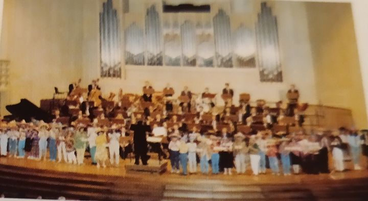 Die Kapelle mit Chor auf der Bühne des Linzer Brucknerhauses vor der Orgel, 1988