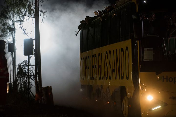 Gelber Bus mit der Aufschrift „Hoppler Glissando“ fährt bei der Linzer Klangwolke 2015 durch Nebel und Scheinwerferlicht