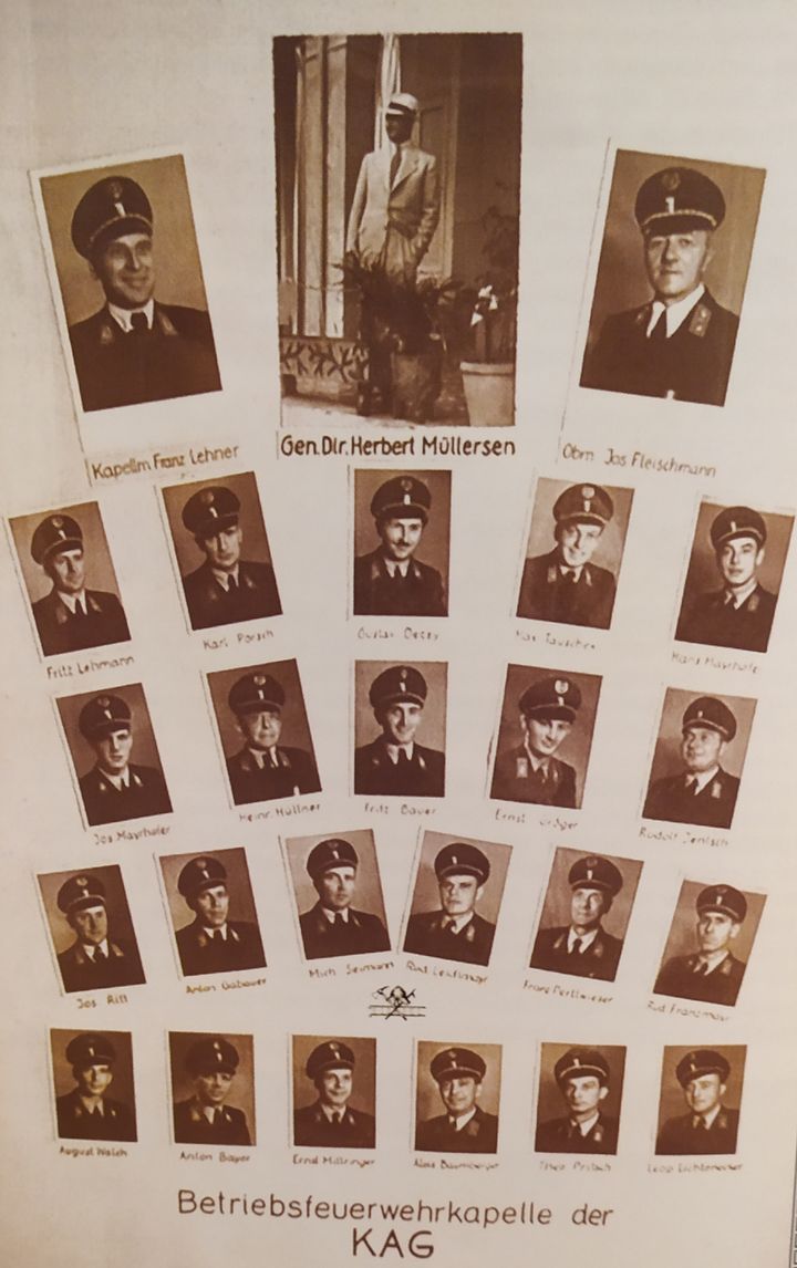 Historische Bildtafel der Betriebsfeuerwehrkapelle der KAG mit Porträts der Musiker in Uniform, oben Kapellmeister Franz Lehner, Generaldirektor Herbert Müllersen und Obmann Josef Fleischmann
